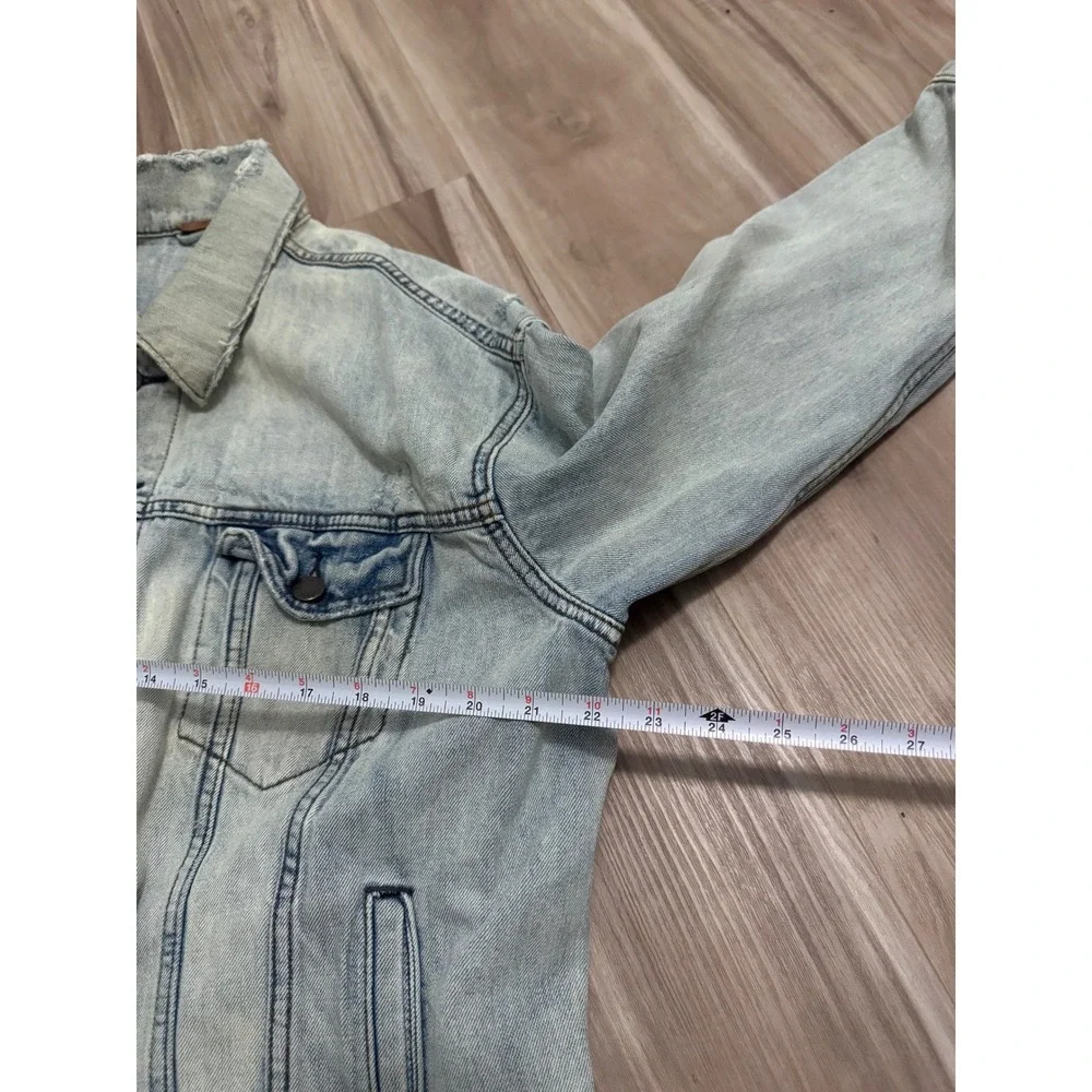 Free People Light Wash Distressed Denim Trucker Jacket XS S Oversized Cotton j1 - Picture 6 of 7